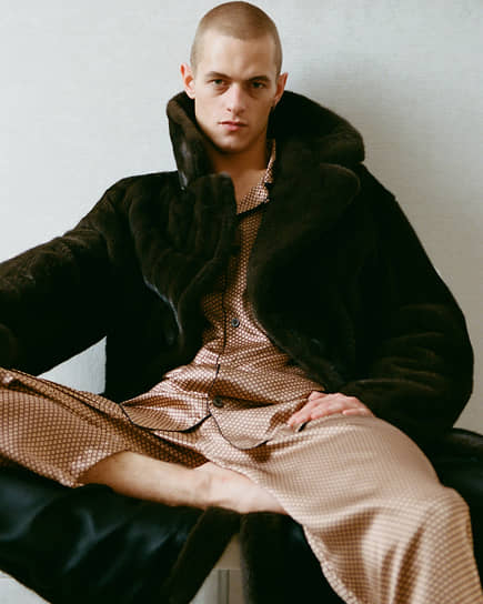 Пальто из меха норки
c английским воротником