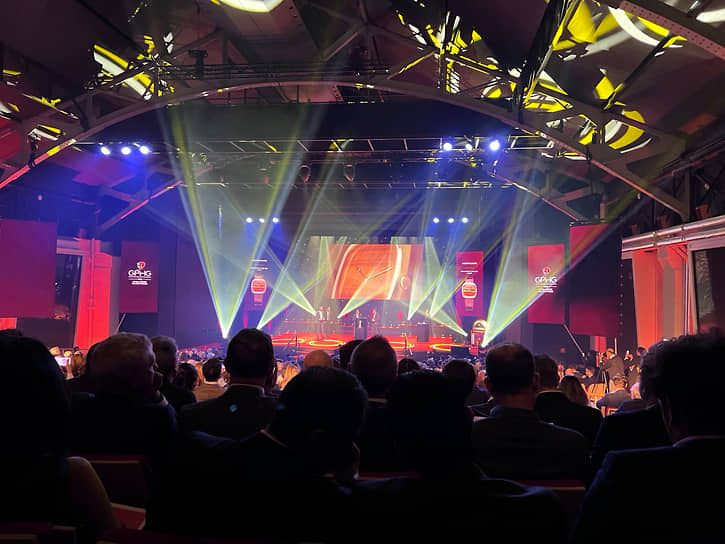 На церемонии часы предстают в наилучшем свете