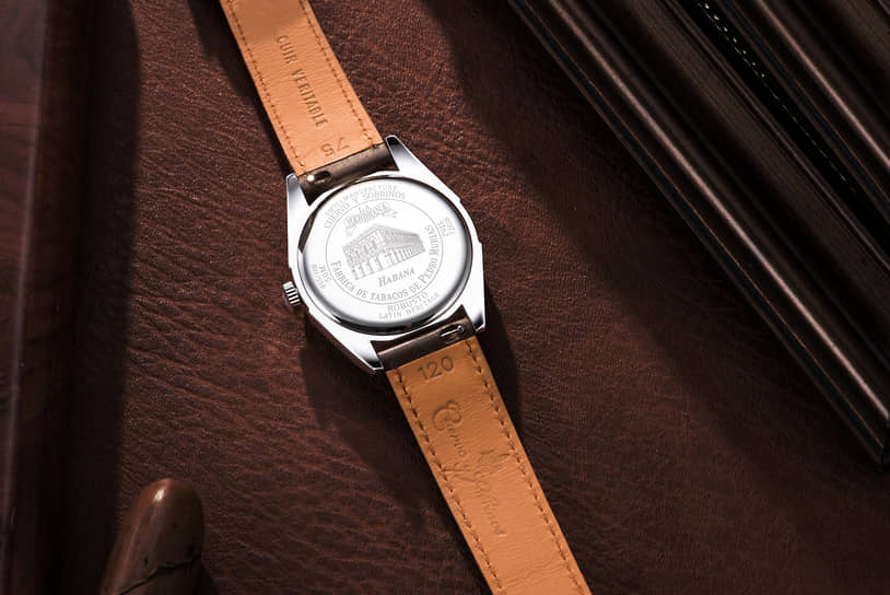 На задней крышке выгравировано изображение принадлежавшей Педро Муриасу фабрики «Ла Меридиана» с надписью La Meridiana Fabrica de tabacos de Pedro Murias