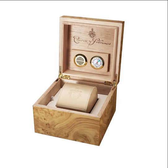 Коробка, как часто у Cuervo y Sobrinos, сделана в виде хьюмидора