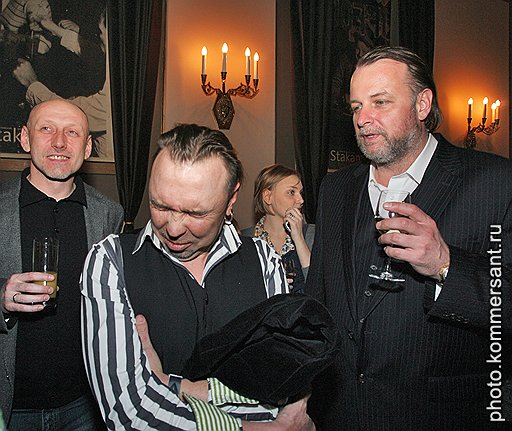 Режиссер Игорь Сукачев (в центре) на after-party премьеры своего фильма «Дом Солнца» в ресторане «Стакан»