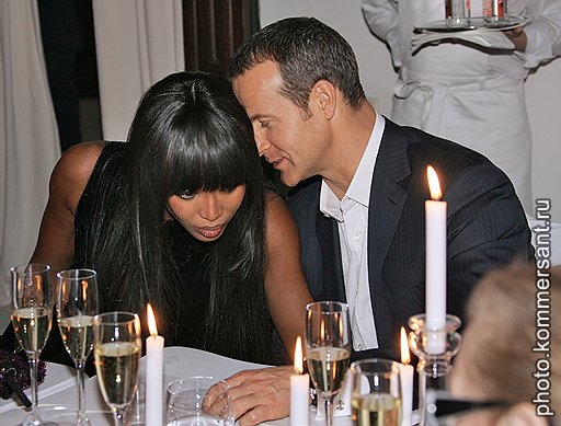Модель Наоми Кэмпбелл и владелец Capital Group Владислав Доронин на открытии выставки «Louis Vuitton. Искусство моды» в «Доме Спиридонова»