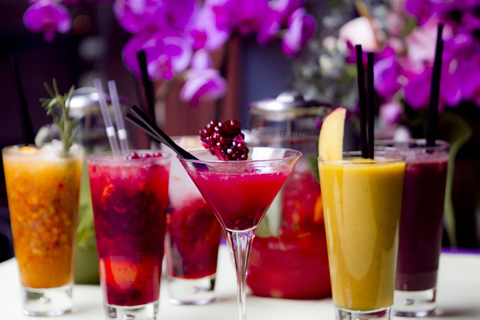 В летнее меню «Галереи» вошли коктейль с ягодами асаи, лимонады с ягодами годжи, с калиной и с розмарином, фраппе с манго и кокосом и «Тархун» с фейхоа