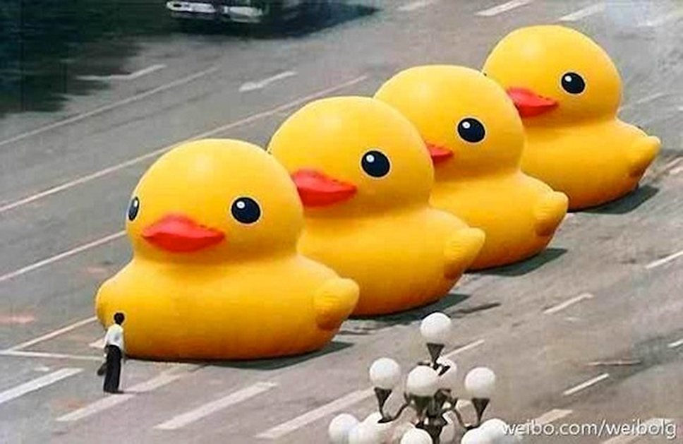 В 24-ю годовщину резни на площади Тяньаньмэнь китайские блогеры на фотографии Джеффа Уайднера «Неизвестный бунтарь» заменили надвигающиеся танки на желтых резиновых уточек