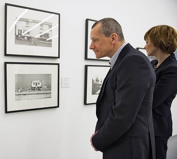 Ректор &quot;Сколково&quot; Андрей Шаронов и актриса Дарья Повереннова на открытии &quot;Фотобиеннале-2014&quot; в МАММ 