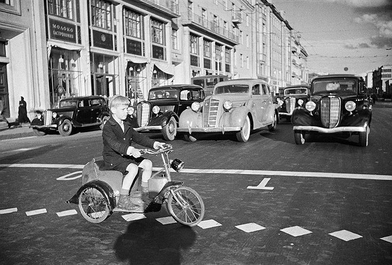 &quot;Мальчик на велосипеде пересекает улицу Горького&quot;, Москва, 1935 год