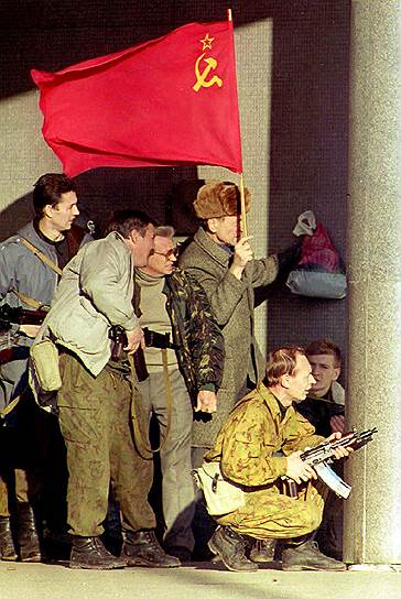 Сторонники Верховного совета на подступах к Белому дому, 3 октября 1993 года 