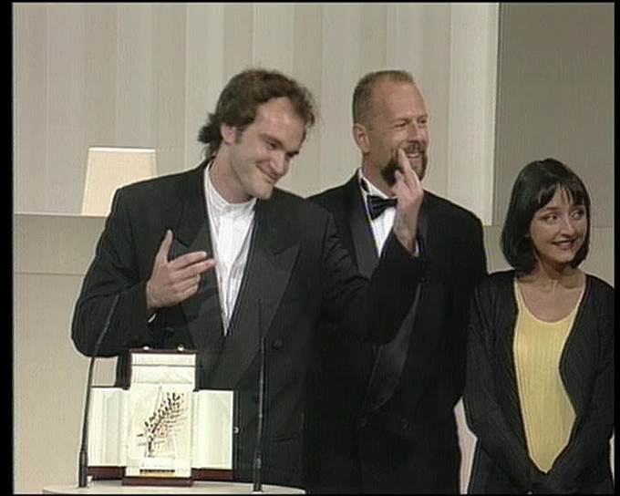 Квентин Тарантино, Брюс Уиллис и Мария ди Медейруш (слева направо) на церемонии вручения Золотой пальмовой ветви. Каннский кинофестиваль, 1994 год 