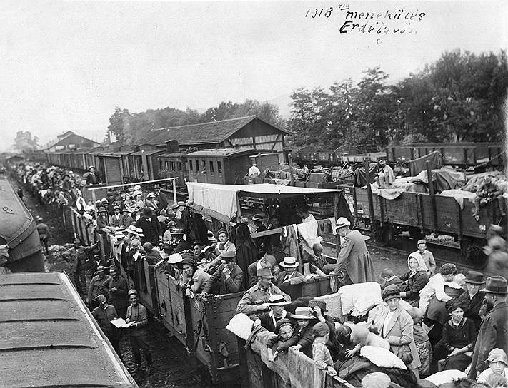 Армяне в депортационных поездах в сопровождении турецких солдат, 1916 год