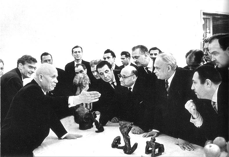 Скандал на выставке МОСХа в Манеже. Никита Хрущев и Эрнст Неизвестный (крайний справа), 1962 год