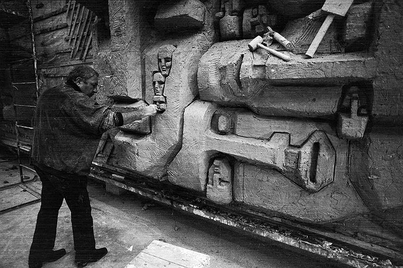 Эрнст Неизвестный в мастерской во время работы над монументом &quot;Маска скорби&quot;, посвященном памяти жертв политических репрессий, 1992 год
