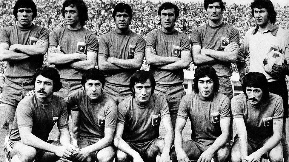 Сборная Чили, 1974 год. Крайний слева в первом ряду -- Карлос Кассели