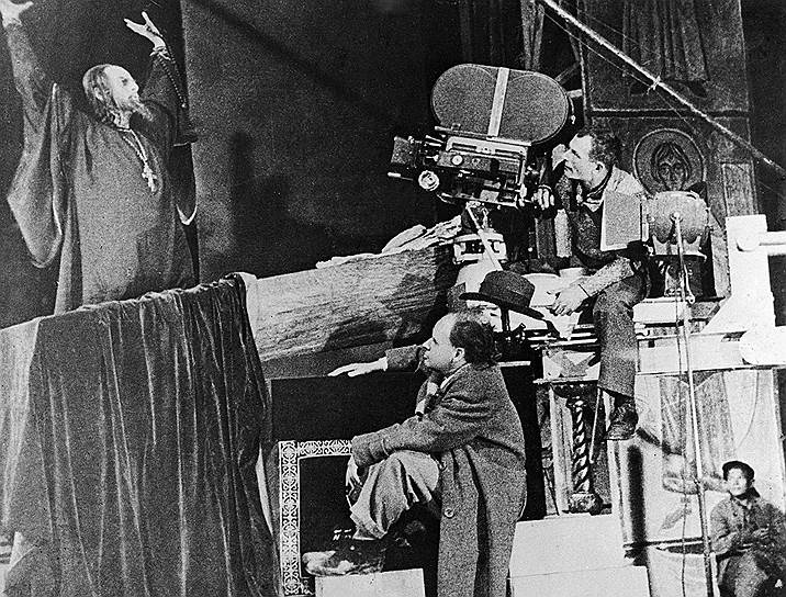 Николай Черкасов (слева), Сергей Эйзенштейн и Эдуард Тиссэ (справа) на съемках фильма «Иван Грозный», 1945 год 