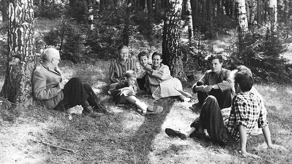 Слева направо: Евгений Кропивницкий, Ольга Потапова и Всеволод Некрасов, 1960-е годы 
