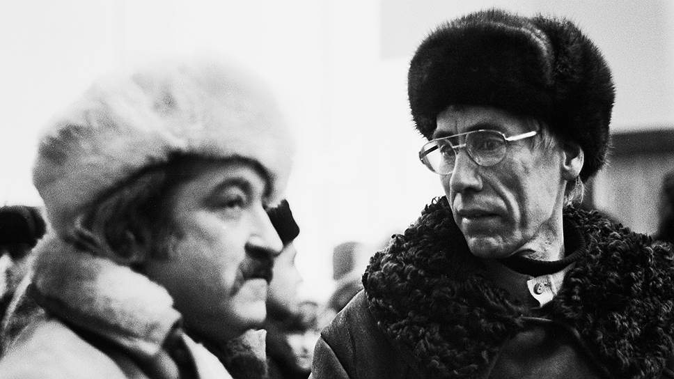 Генрих Сапгир и Игорь Холин на выставке в павильоне «Пчеловодство» на ВДНХ, 1975 год. Фото Игоря Пальмина 