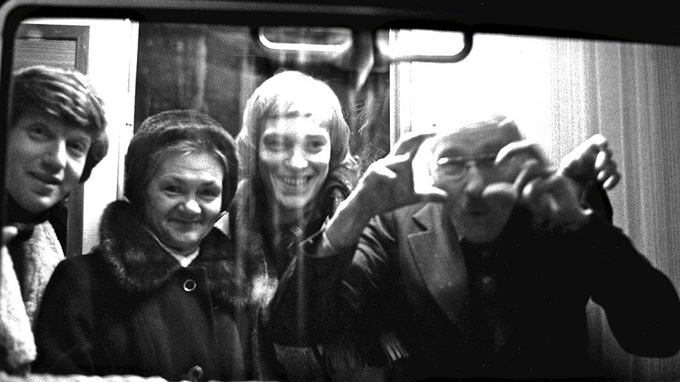 Оскар Рабин, Валентина Кропивницкая и Александр Рабин на Белорусском вокзале в день отлета в Париж, 1978 год. Фото Игоря Пальмина 