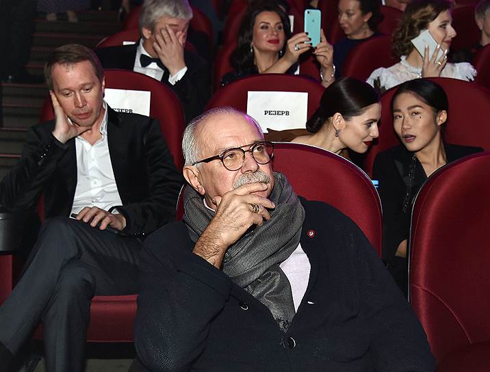 Актеры Евгений Миронов и Никита Михалков (справа) на вручении премии журнала The Hollywood Reporter &quot;Событие года&quot; 