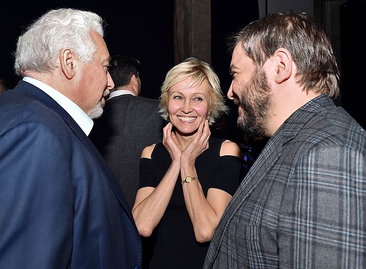 Заместитель мэра Москвы Леонид Печатников, актриса Ингеборга Дапкунайте и продюсер Тимур Вайнштейн (справа) на вечере фонда помощи хосписам &quot;Вера&quot; 