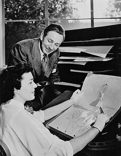 Уолт Дисней и сотрудница его студии работают над «Золушкой», 1950