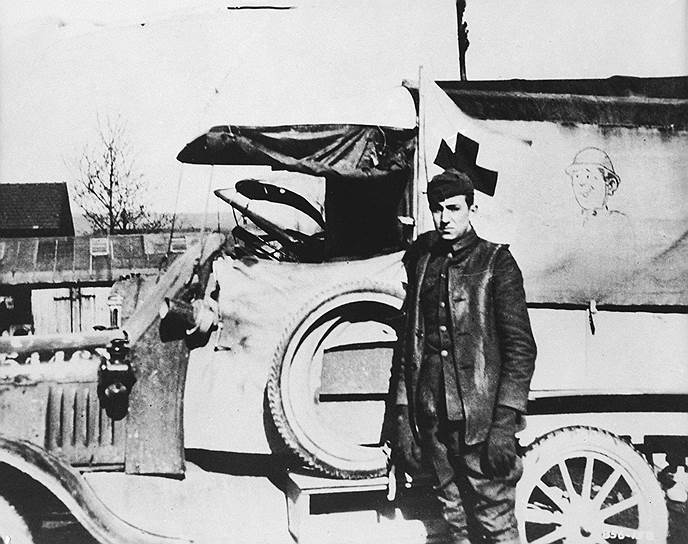Уолт Дисней и разрисованная им на Первой мировой машина Красного Креста, 1919