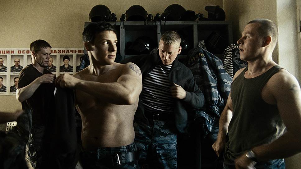 честный мент: &lt;b>«Да что мы можем, когда мы ничего не можем!» &lt;/b>&lt;br>Боец ОМОНа по кличке Шорох — принимает участие (вместе с друзьями, тоже честными омоновцами) в жестком разгоне заводской забастовки, которую абсолютно поддерживает и в которой участвуют его родители. &lt;br>&lt;i>«Восьмерка», режиссер Алексей Учитель&lt;/i>