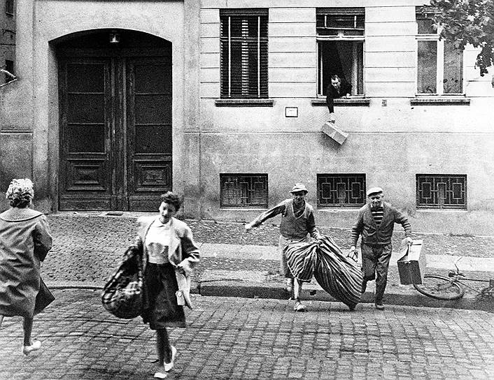 Жители Восточного Берлина бегут в Западный после объявления о начале возведения Берлинской стены, 13 августа 1961