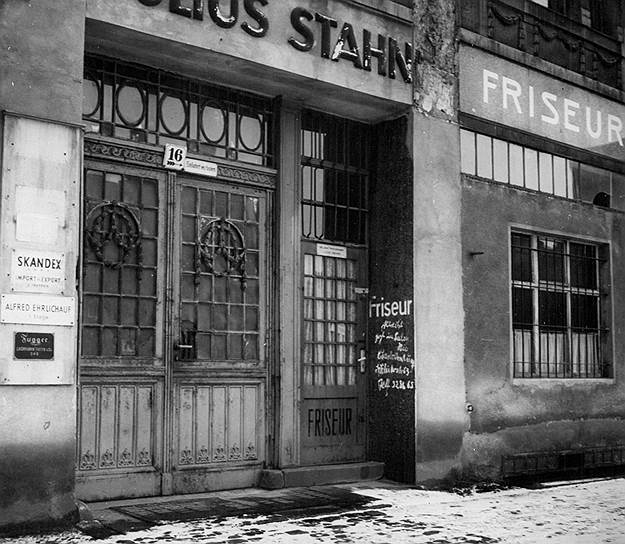 Закрытая парикмахерская в Восточном Берлине; в объявлении владелец сообщает о переезде в Западный Берлин, 1953