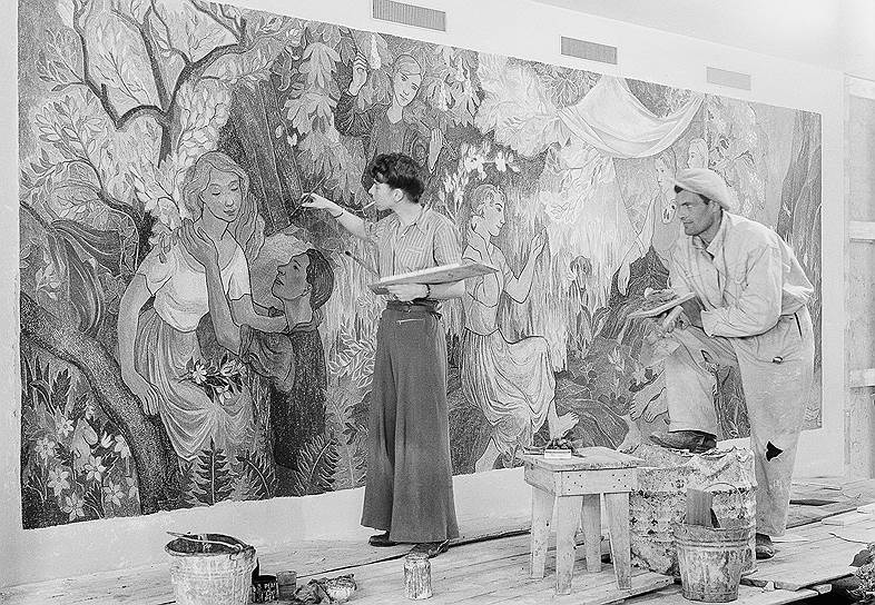 Туве Янссон за работой над фреской «Праздник в деревне», 1947