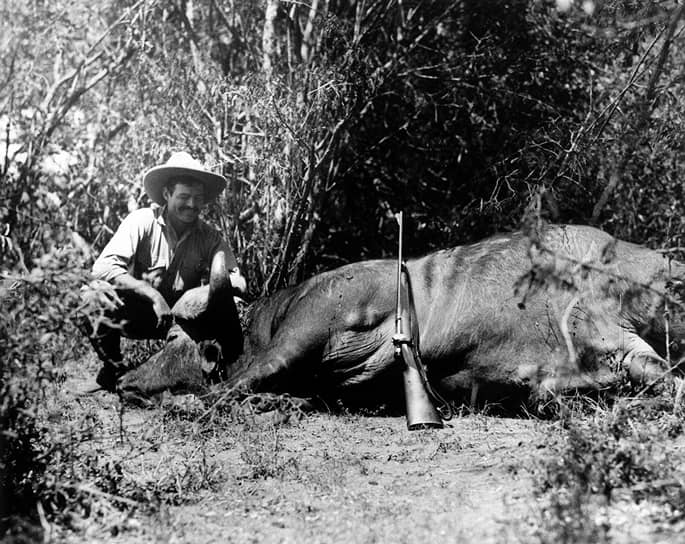 С мертвым буйволом на сафари в Африке, 1933