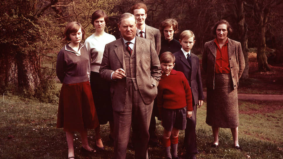 Ивлин Во с женой и детьми, 1959. Слева направо: Маргарет (17 лет), Тереза (21 год), Оберон (20 лет), Харриет (15 лет), Джеймс (13 лет) и Септимус (9 лет)