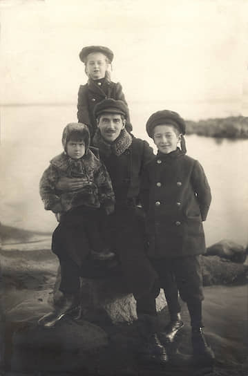 Корней Чуковский с детьми, 1910-е. Слева направо: Борис, Лидия и Николай