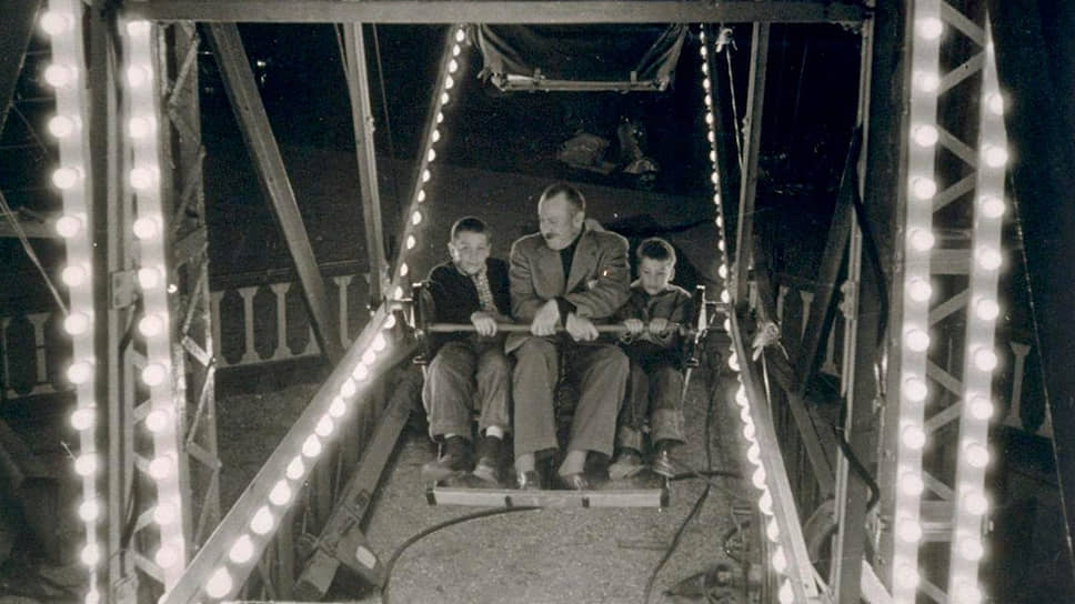 Джон Стейнбек с сыновьями, 1954. Слева направо: Томас (10 лет) и Джон IV (8 лет)