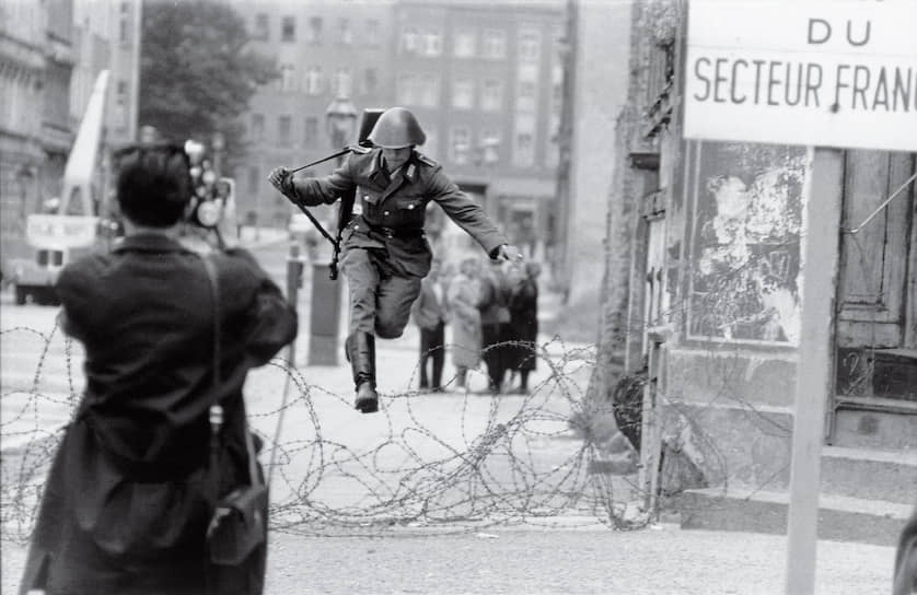 «Прыжок в свободу» Конрада Шумана, фотограф Петер Ляйбинг, Берлин, 15 августа 1961