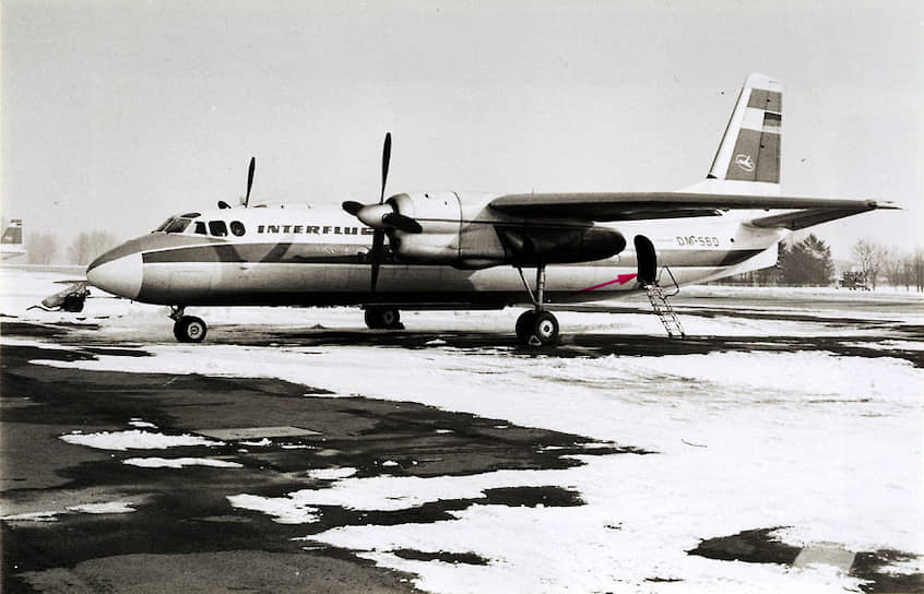 Самолет АН-24 в аэропорту Шёнефельд после неудачной попытки угона супругами Вехаге, оперативная съемка МГБ ГДР, 10 марта 1970