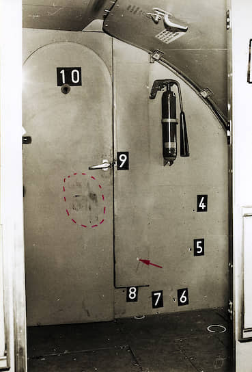 Следы от выстрелов на двери кабины пилота, в которую пытался прорваться Экхард Вехаге, оперативная съемка МГБ ГДР, 10 марта 1970