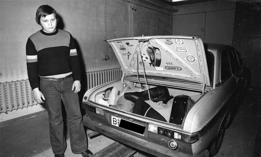 Хартмут Рихтер демонстрирует укрытие для беглецов в багажнике своего автомобиля во время следственного эксперимента. Оперативная съемка МГБ ГДР, 4 марта 1975