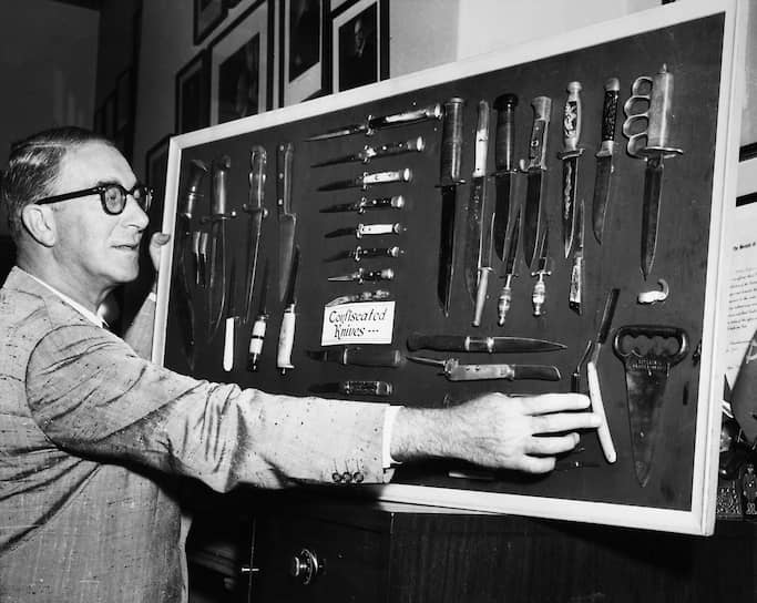 Эстес Кефовер у стенда с конфискованными ножами, 1957