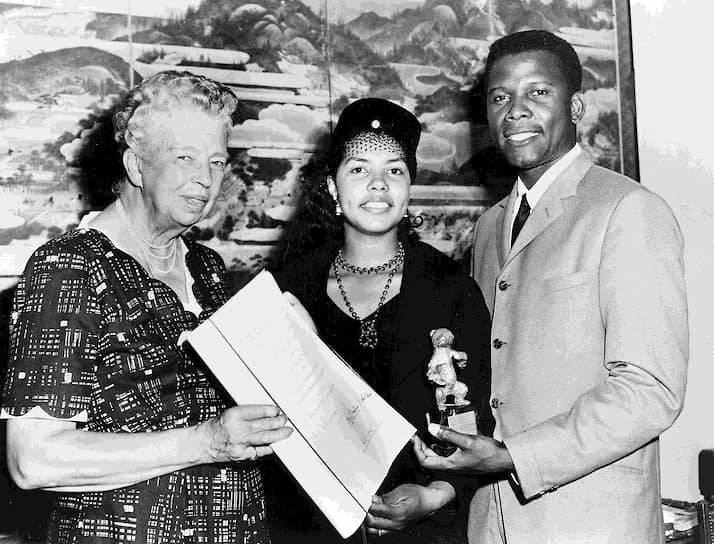 Элеонора Рузвельт и Сидни Пуатье с женой на вручении премии Берлинского кинофестиваля, 1958