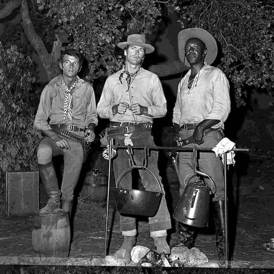 Слева направо: Дэвид Уотсон, Клинт Иствуд и Раймон Сен-Жак на съемках «Сыромятной плети», 1965