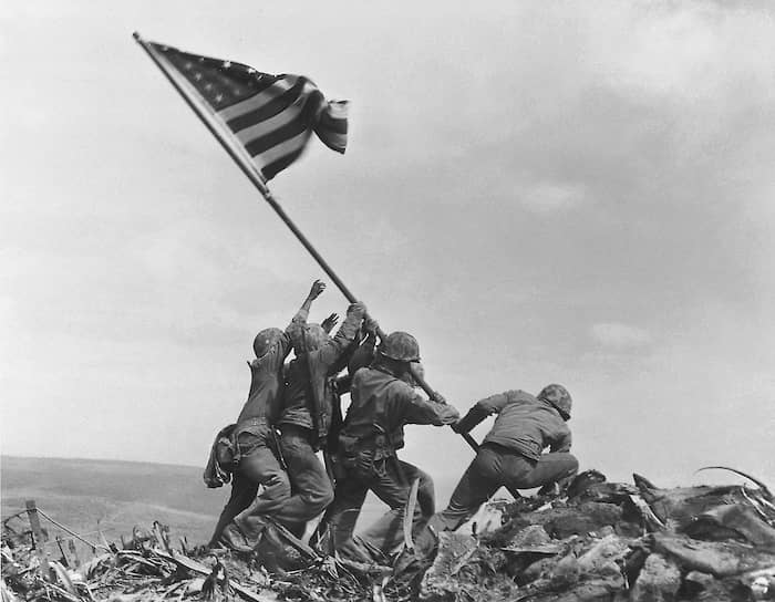 Джо Розенталь. «Водружение флага над Иводзимой», 1945 