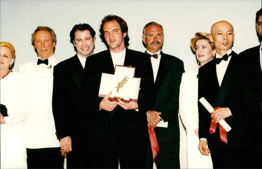Слева направо: Клинт Иствуд, Джон Траволта, Квентин Тарантино, Никита Михалков, Катрин Денёв и Гэ Ю на церемонии закрытия Каннского кинофестиваля, 1994