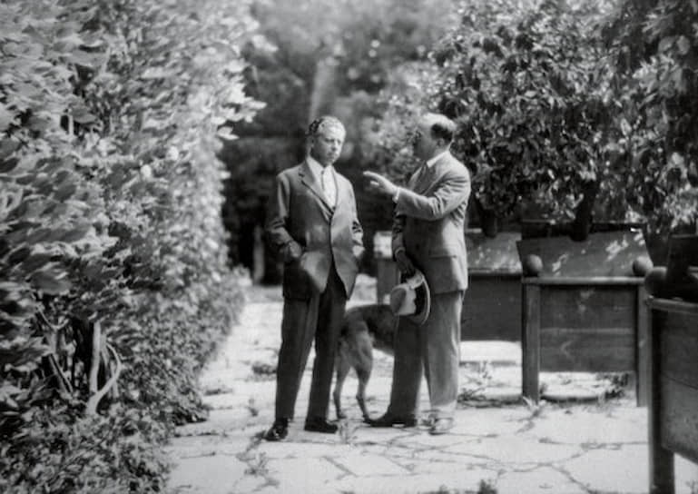 Макс Рейнхардт и Гуго фон Гофмансталь (справа) в саду замка Леопольдскрон, зальцбургской резиденции Рейнхардта. Ок. 1927