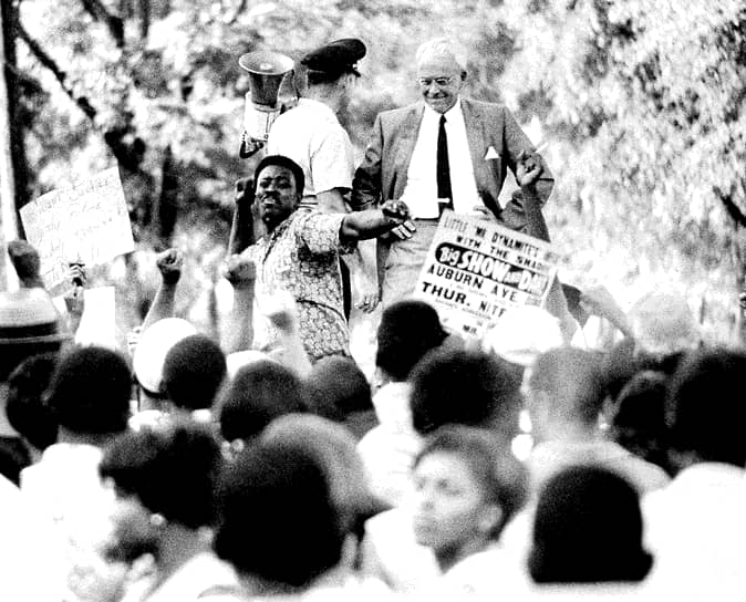 Митинг против действий офицера полиции, стрелявшего в чернокожего мужчину, Атланта, сентябрь 1966