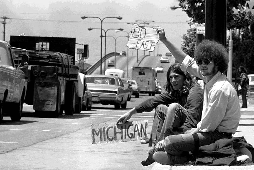Студенты университета Беркли, путешествующие автостопом, Калифорния, июнь 1971