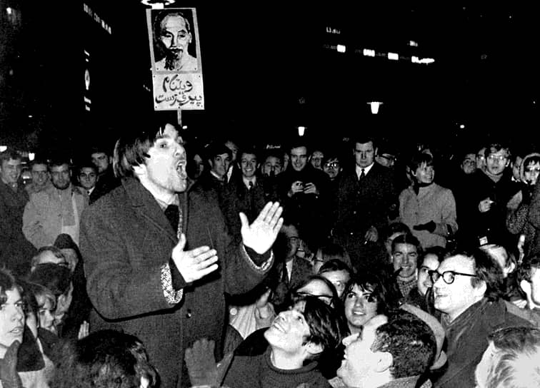 Лидер немецких молодежных протестов Руди Дучке на митинге против войны во Вьетнаме, Франкфурт-на-Майне, февраль 1968
