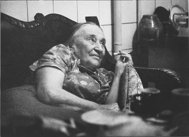 Надежда Мандельштам на кухне своей квартиры в Черемушках, 1970
