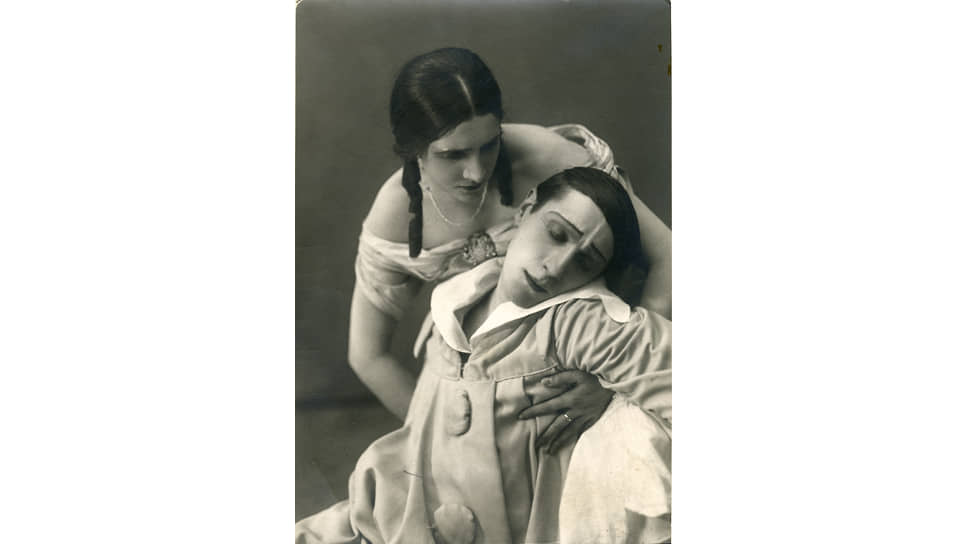 Алиса Коонен и Николай Церетелли в спектакле «Покрывало Пьеретты». Камерный театр, 1913 