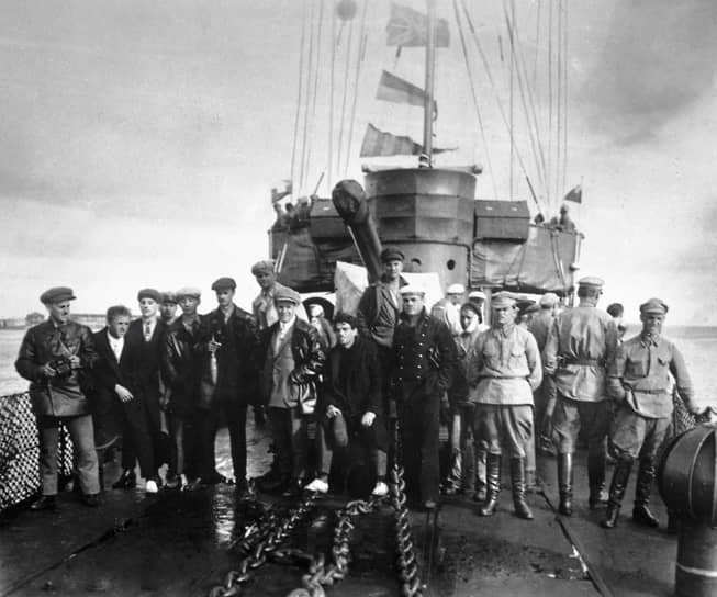 Съемочная группа «Броненосца &quot;Потемкин&quot;» на борту броненосца «Двенадцать апостолов», Одесса, 1925