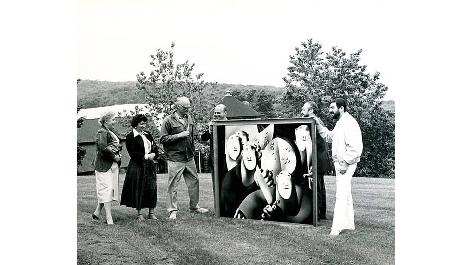 Олег Целков (первый справа) показывает картину «Групповой портрет с арбузами» ее покупателю Артуру Миллеру (третий слева). США, 1978 