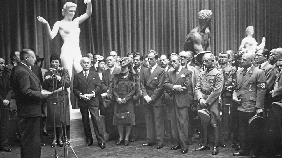 Открытие выставки Арно Брекера в Париже, 1942